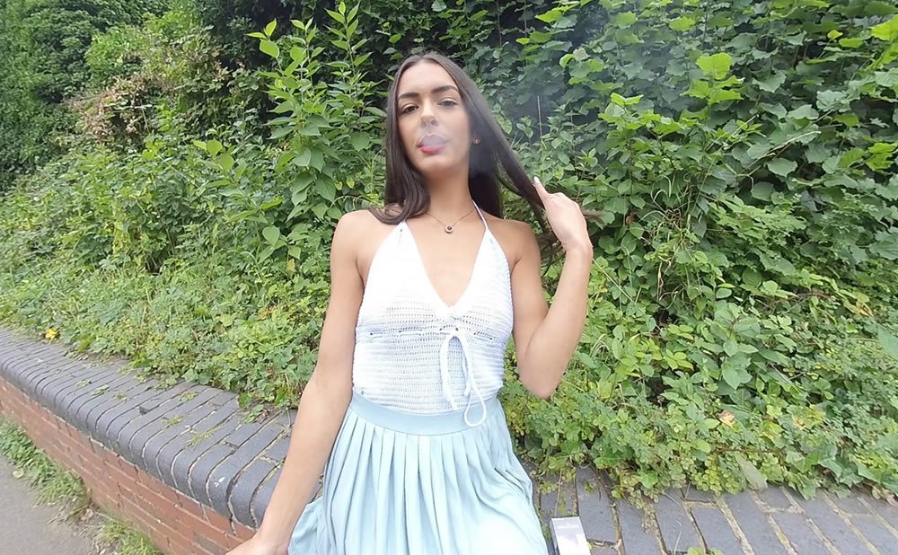 Amateur de femmes sexy qui fument en réalité virtuelle